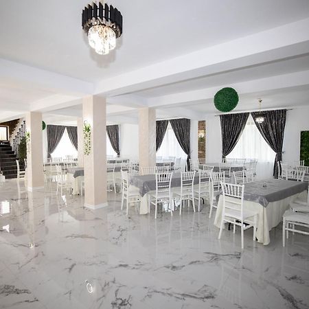 Rem Garden Hotel Novaci-Straini Exterior photo