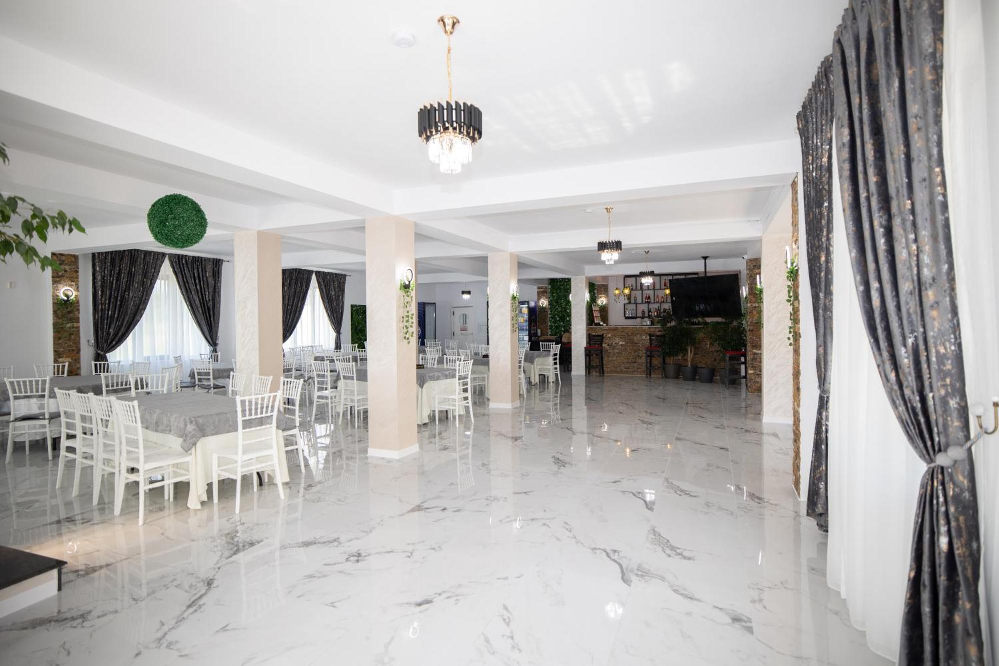 Rem Garden Hotel Novaci-Straini Exterior photo