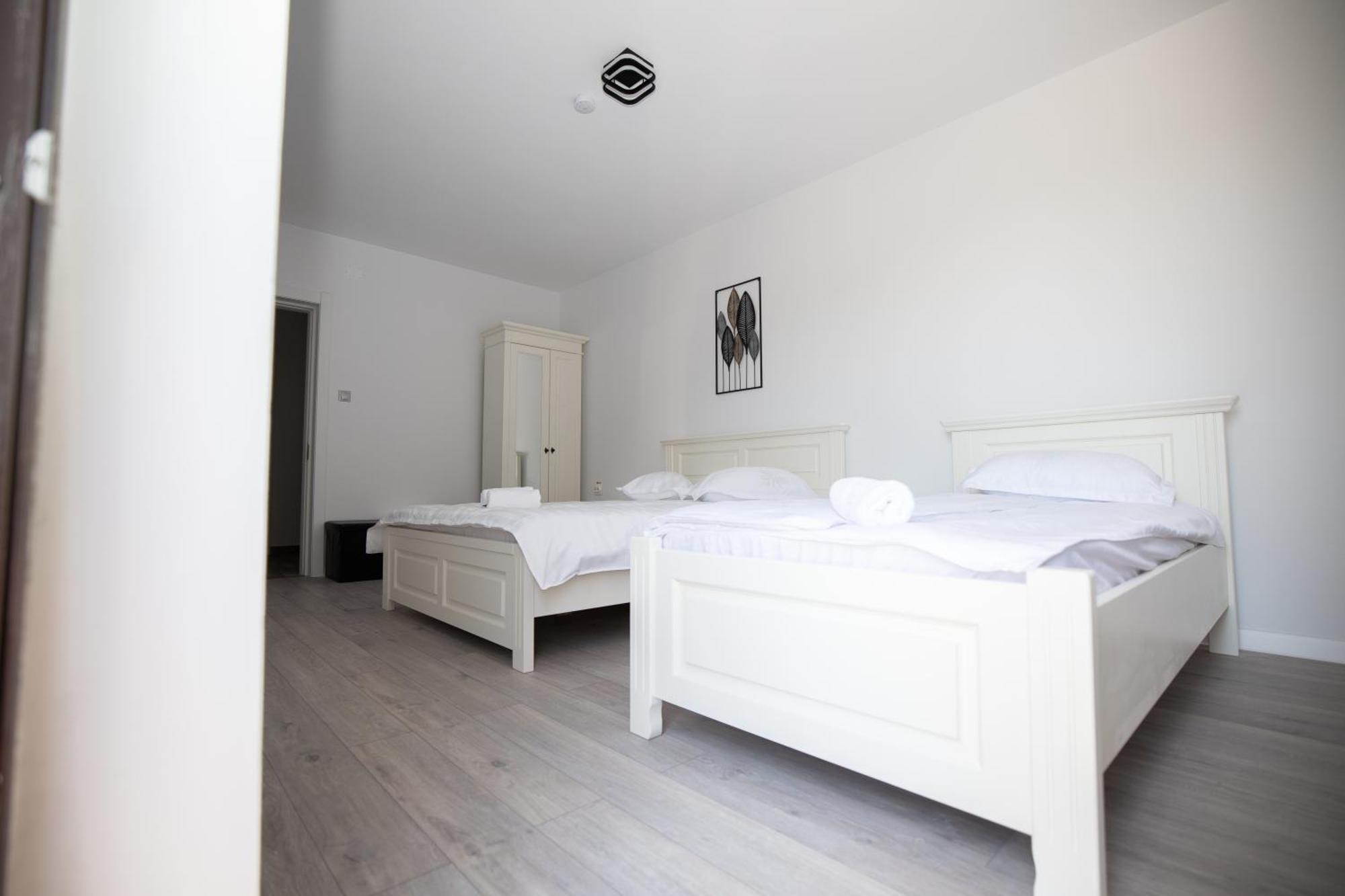 Rem Garden Hotel Novaci-Straini Exterior photo