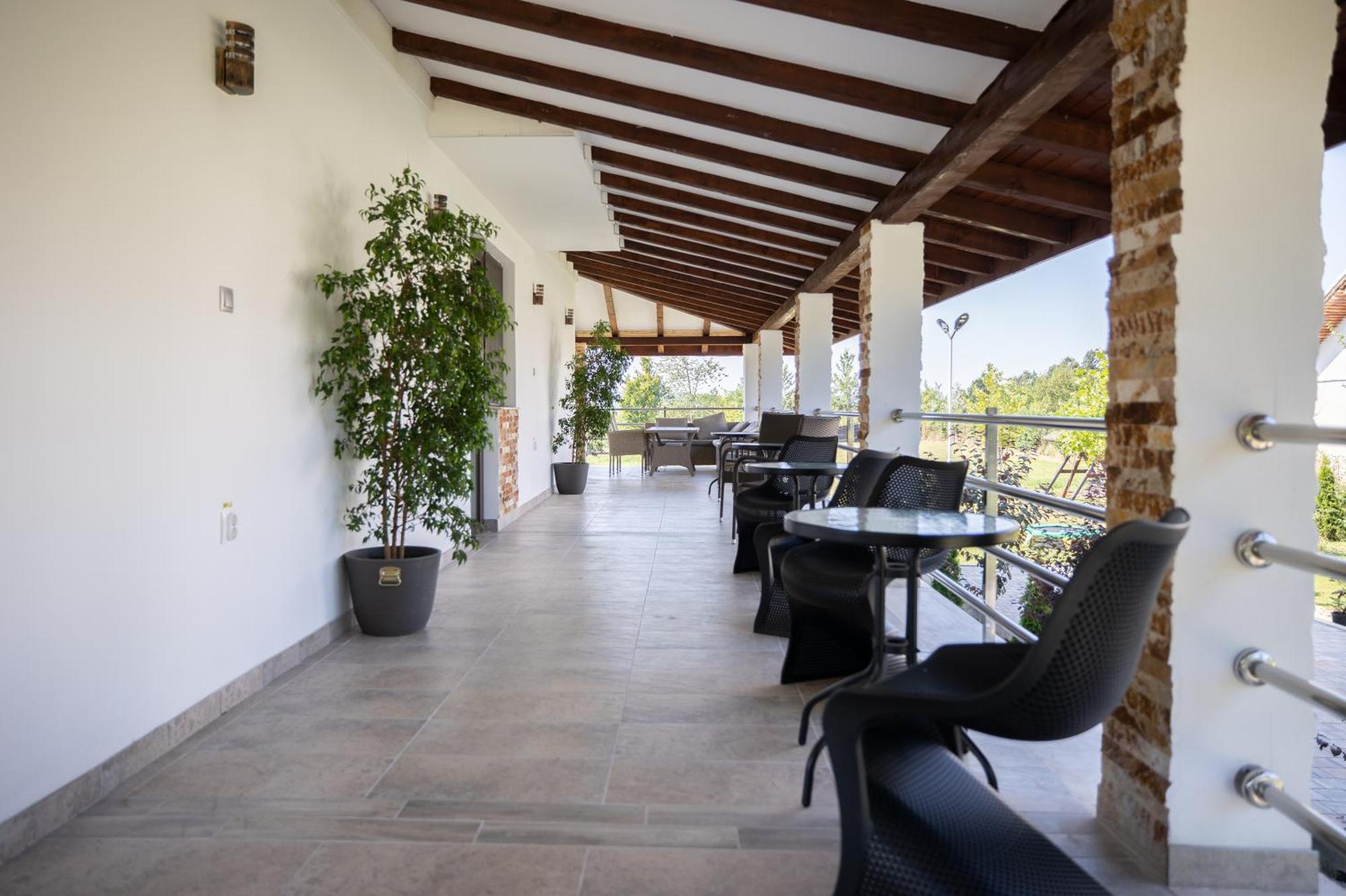 Rem Garden Hotel Novaci-Straini Exterior photo