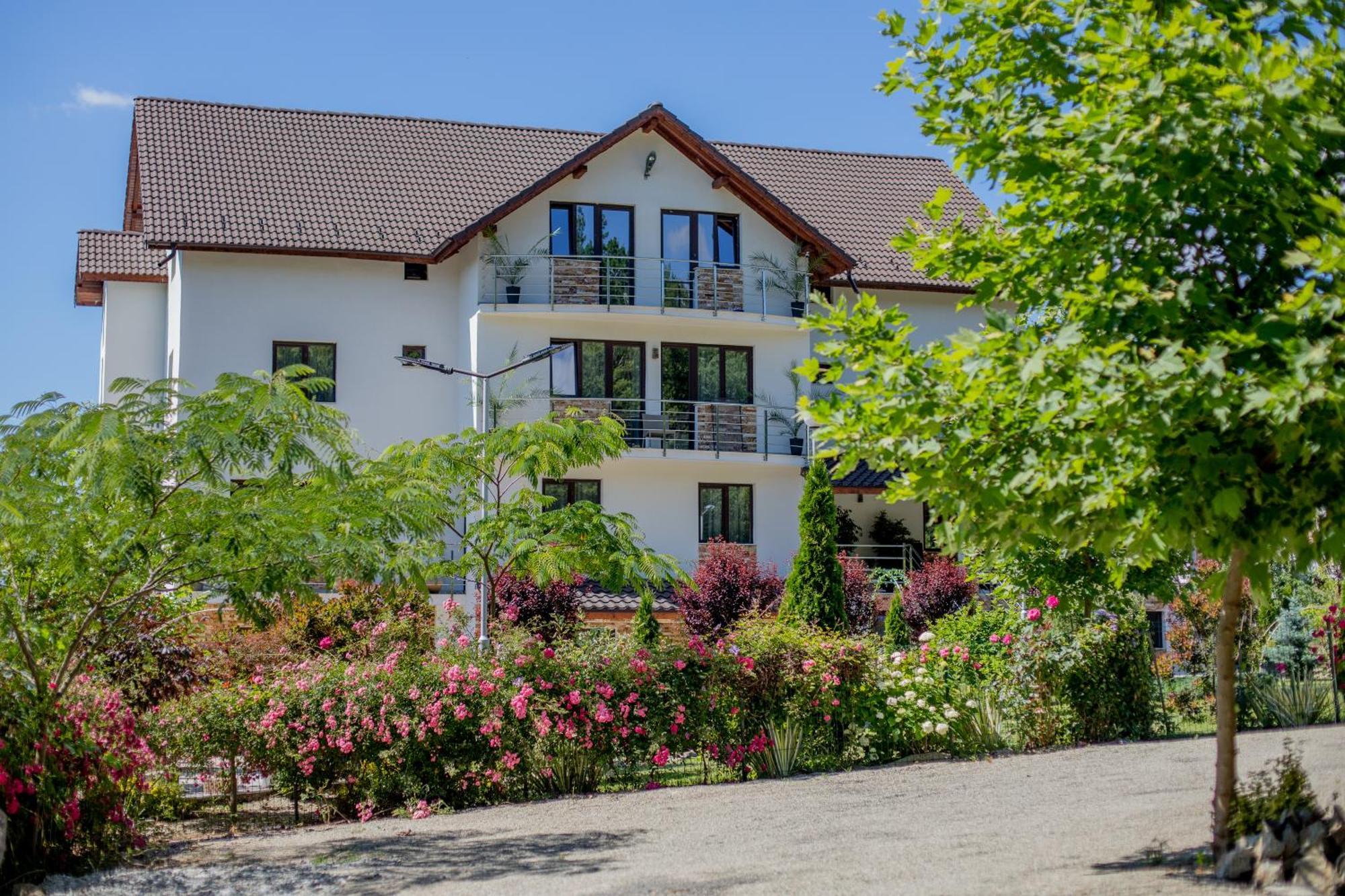 Rem Garden Hotel Novaci-Straini Exterior photo